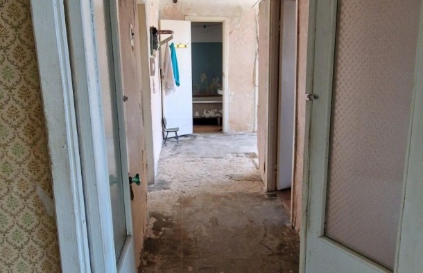 Продаж квартири по вул. Комарова, фото 2