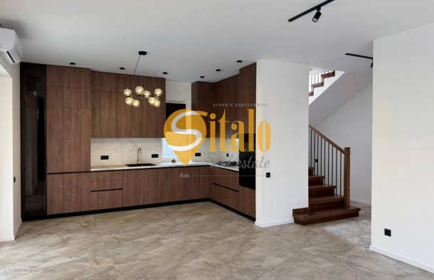 Будинок з ремонтом, з терасою, газом, центр. комунікації, фото 1
