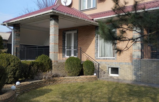 Капітальний маєток з гостьовим будинком та безпечним укриттям., фото 1