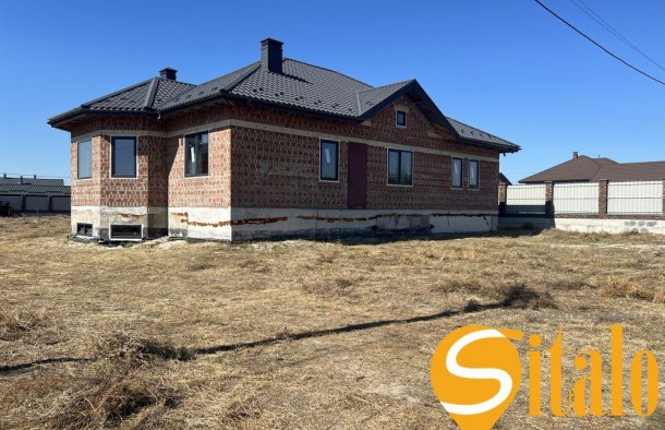 Великий одноповерховй будинок із залізобетонним підваломукриттям 100 кв.м. 2 виходи на ділянці 20 соток в Іванковичах, фото 1