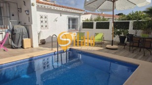 Невеликий одноповерховий будинок близько до центру Кальпе, Іспанія