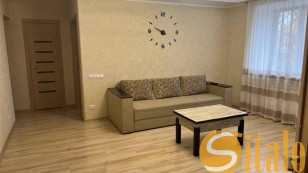 Продаж 3х квартири на Фестивальній площі.