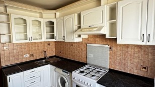 Двокімнатна в райні Амстора з меблями та технікою.