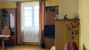 Продається будинок з гаражем в Крихівцях.