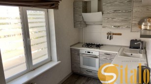 Трикімнатна з  ремонтом та меблями.