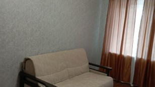 Однокімнатна з балконом та ремонтом на Парамонова.
