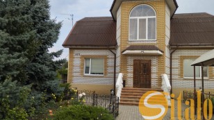 Готовий будинок для великої родини простір, тепло та затишок.