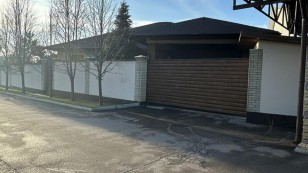 Продається затишний будинок з закритою територією