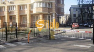 Продається трикімнатна квартира у центральному районі Києва з закритою територією.