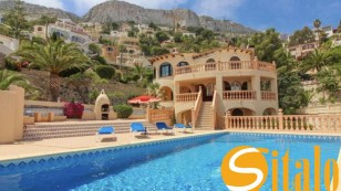 Вілла з басейном в Кальпе з неймовірними видами на море на гору Пеньйон де Іфач