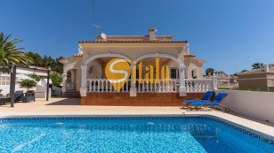 Просторий будинок з басейном у Кальпе