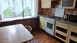 Продаж 2х кімн. повнометражної квартири на Сталеварів.