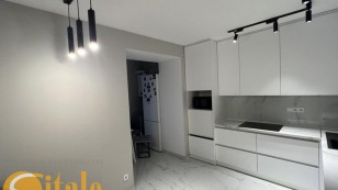 2 кім. квартира з сучасним ремонтом Б. Хмельницького