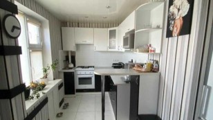 Трехкомнатная в новом доме с ремонтом.