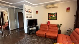 Затишна, простора квартира із сучасним ремонтом.