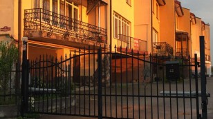 Продаж котеджу з євроремонтом та меблями у центральній частині міста Винники
