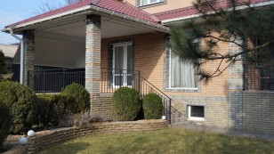 Капітальний маєток з гостьовим будинком та безпечним укриттям.