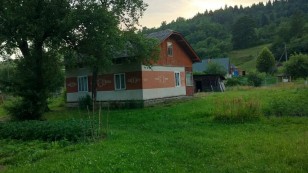 Продається деревяний будинок у селі Новий Кропивник, неподалік курорту Східниця. Прекрасне місце для тихого і спокійного життя серед природи.