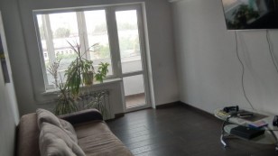 Трикімнатна з ремонтом у центрі Південного мкрн.