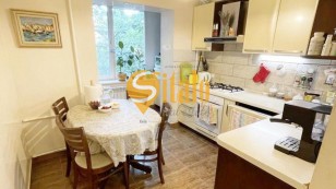 Вул. Зодчих.  Ремонт, низький поверх.  Прт Курбаса,  швидкісний трамвай