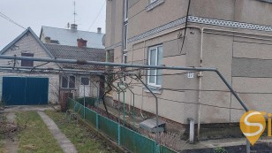 Будинок з гаражем,подвірям,літньою кухнею,сараєм в м.Радехів