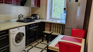 Продам двокімнатну з ремонтом та меблями, космос.