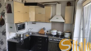 Двокімнатна у гарному стані,Космос.