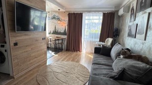 Двокімнатна квартира  студія з сучасним ремонтом.