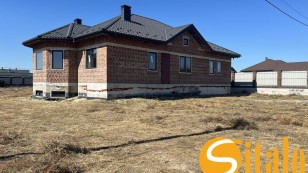 Великий одноповерховй будинок із залізобетонним підваломукриттям 100 кв.м. 2 виходи на ділянці 20 соток в Іванковичах