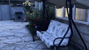 Продаж будинку на дві половини  селище ДД.