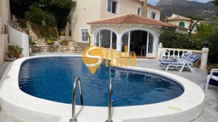 Затишний будинок з басейном у Кальпе